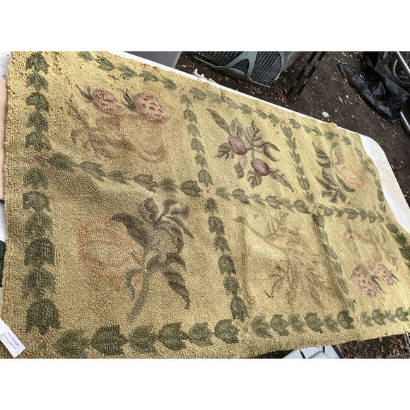 1298Petit Point Hook Collection Rug